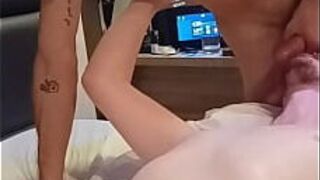 МУЖ-АЛЬФА, УДАРЯЮЩИЙ КИРКУ В ГОРЛО ПОДАЧИ СИНГЛА, КТО НРАВИТСЯ БЫТЬ ПАРОЙ ЧЛЕНОВ - ПОЛНЫЙ НА КРАСНОМ - порно видео