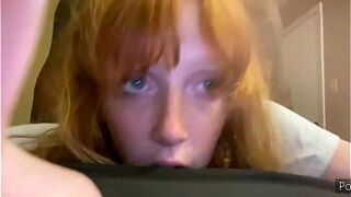 Сексуальную миниатюрную милфу трахают сзади - порно видео