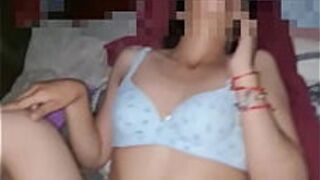 Неверная беременная сводная сестра из Аргентины разговаривает по телефону - порно видео