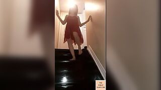 Видья писает на раба в туалете - порно видео