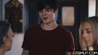 сводный брат смотрит, как сводная сестра резвится с мачехой - порно видео