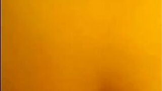 Я трахаю свою девушку в ее доме с собакой - порно видео