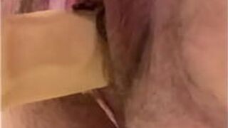 Зрелая милфа-толстушка трахается с дилдо в трусиках - порно видео