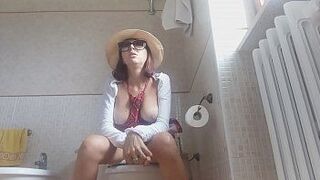 сидя в туалете, я проклинаю и делаю все - порно видео