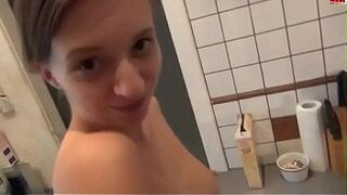 ВЫЕБАЛ С УТРА ДОЧЬ НА КУХНЕ И КОНЧИЛ В КОФЕ - порно видео