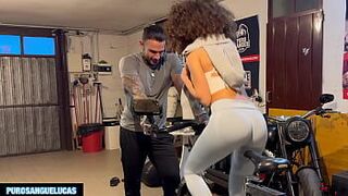 ФЕЙКАЛЬНЫЙ ПЕРСОНАЛЬНЫЙ ТРЕНЕР с БЕАТРИС СЕГРЕТИ ТРАХАЕТ КУДРАШУЮ БРЮНЕТКУ ПОСЛЕ ТРЕНИРОВКИ - порно видео