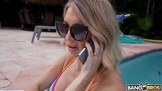 Секс у бассейна с мачехой - порно видео