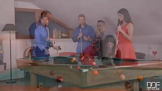 Двойной трах: возбужденную крошку трахнули в задницу на бильярдном столе! - порно видео