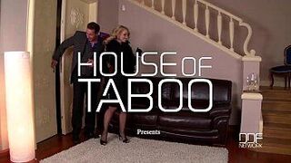 Покорную унижают и бессмысленно трахают парой - порно видео