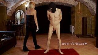 Жестокая пытка яиц от горячей милфы-блондинки - порно видео