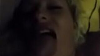 Сербская девушка сосет член - порно видео