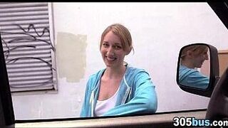 Трахнул на публике блондинку - порно видео