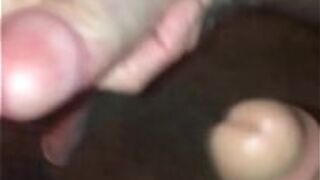 Просто мой молодой сам потирает члены со старшим извращенцем, которого я встретил в сети;) - порно видео