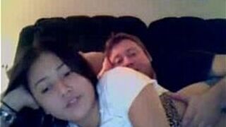 Пухлая азиатская тинка дает веб-камеру шоу со своим бойфрендом - порно видео