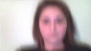 Грудастая тинка мастурбирует перед вебкамерой - порно видео