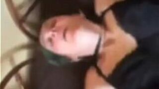 Зрелая жена заполняет обе дырки бдсм-аналом - порно видео