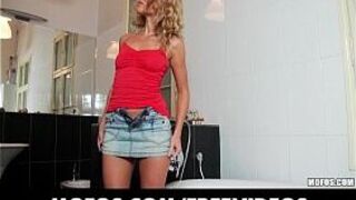 Кудрявая бомба мастурбирует своими трусиками - порно видео