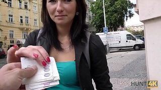 Мужчина платит привлекательные туристические деньги за быстрый секс у себя дома - порно видео