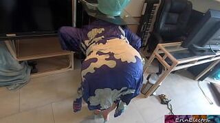 Его мачеха застревает, когда крадется и трахает его, чтобы освободиться - Эрин Электра - порно видео