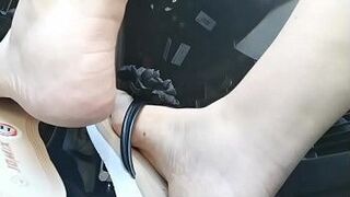 Идеальные ступни Николетты во время езды по городу скажи мне правду, разве ты не захочешь лизать их все? - порно видео