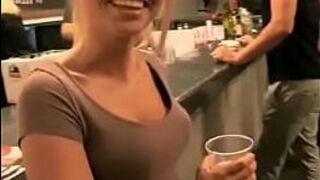 Горячая тинка в баре - порно видео
