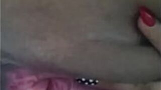 Я дрочу себе пальцами, пока смотрю порновидео - порно видео