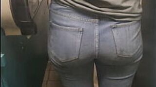 Публичная кабинка на работе, работницу с большой шикарной задницей трахнули раком - порно видео