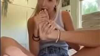 Поклонение ступням самому себе - порно видео