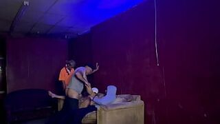 Голая рыжая в театре для взрослых - порно видео