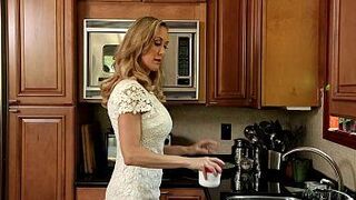 Брэнди Лав учит свою падчерицу Тару Морган - порно видео