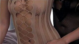 Страпон Молодые красотки в чулках для тела используют двойной страпон для взаимного лесбийского оргазма - порно видео