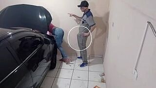 Босс и клиент возбудились в мастерской похотливого механика! - порно видео