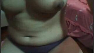 Горячая азиатская девушка показывает киску перед камерой - порно видео