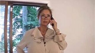 Минка изменяет маме с массивными сиськами - порно видео