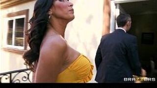 Татуированная милфа-брюнетка Лезли Зен принимает два больших твердых члена - порно видео