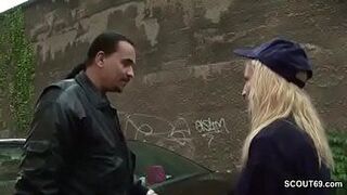 Возбужденная женщина-полицейский трахается вместо лампочки на улице - порно видео