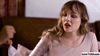 Крошка выплачивает долг, лижет пизду мачехи - порно видео