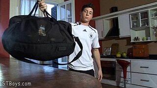 Извращенный молодой парень дрочит и натирает крем на кусок хлеба - порно видео